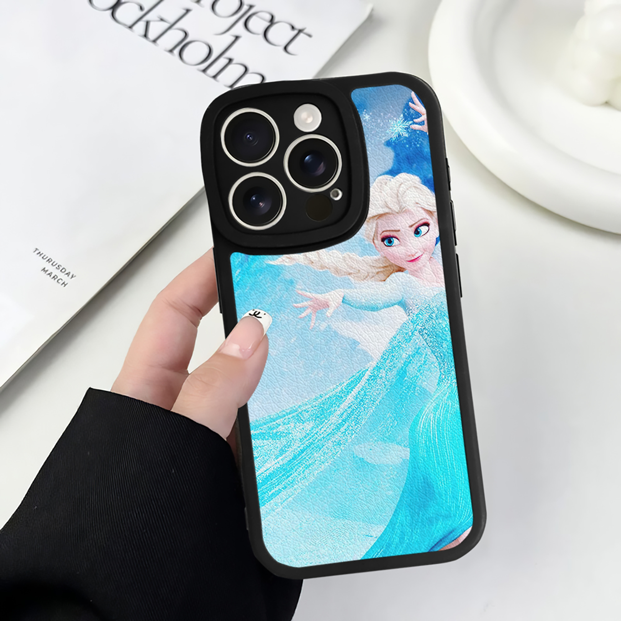 （画像用） アナと雪の女王 アンナ エルサ Frozen Anna Elsa 【iPhone 16シリーズ対応】シリコンスマホケース（レザー調） 材質：シリコン